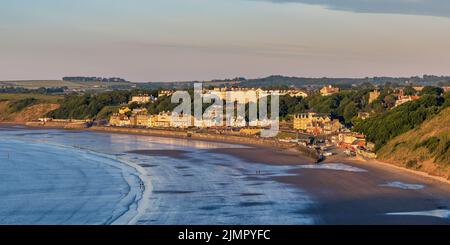 Blick am frühen Morgen auf die Küstenstadt Filey von Filey Brigg an der Yorkshire Küste in England, kurz nach Sonnenaufgang. Stockfoto