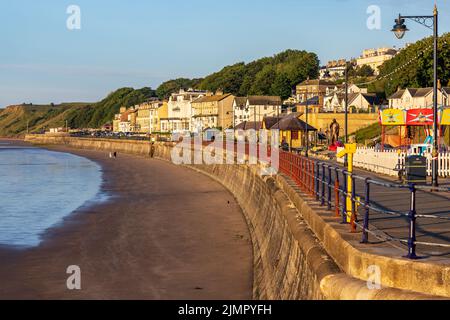 Der Strand und die Strandpromenade der Küstenstadt Filey an der Küste von Yorkshire in england. Aufgenommen an einem frühen Sommermorgen. Stockfoto