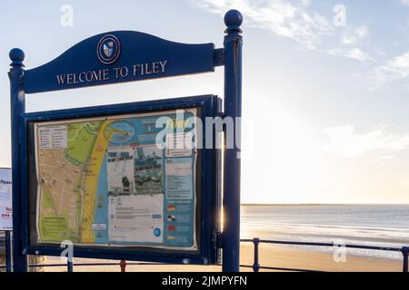 Willkommen beim Filey-Schild am Meer in der Küstenstadt Filey an der Küste von Yorkshire in england. Stockfoto