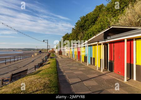 Bunte Strandhütten in der Nähe der Promenade in Filey, North Yorkshire, England. Stockfoto