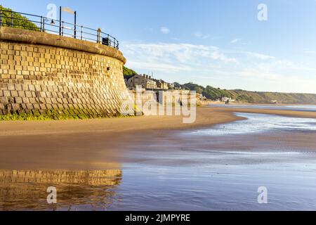 Küstenverteidigung zum Schutz der Küstenstadt Filey an der Küste von North Yorkshire, England, Großbritannien Stockfoto