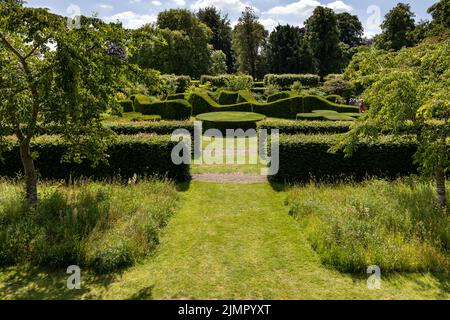 Scampston Hall Walled Garden, North Yorkshire, im Sommer. Ein 4 Hektar großer moderner Garten, der von Piet Oudolf entworfen wurde. Stockfoto