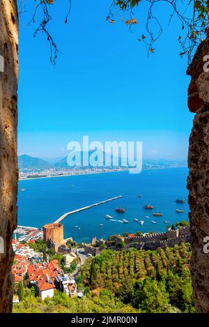 Blick aus der Höhe auf die alte Festung und den Stadthafen von Alanya. Stockfoto