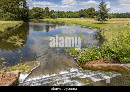 Parkland and and wier at Scampston, designed by Capability Brown, Scampston Hall, North Yorkshire, England. Stockfoto