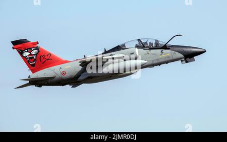 Die italienische Luftwaffe AMX A-11B Ghibli verlässt das Royal International Air Tattoo Stockfoto