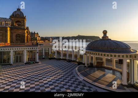 Der Bandstand im Scarborough Spa Complex, der sich in Scarboroughs malerischer South Bay an der Küste von North Yorkshire befindet. Kurz nach Sonnenaufgang aufgenommen. Stockfoto