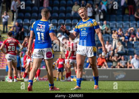 Leeds, Großbritannien. 07. August 2022. James Bentley #11 von Leeds Rhinos und Mikolaj Oledzki #8 von Leeds Rhinos geben sich nach dem Sieg über Salford in Leeds, Großbritannien am 8/7/2022 die Hände. (Foto von James Heaton/News Images/Sipa USA) Quelle: SIPA USA/Alamy Live News Stockfoto