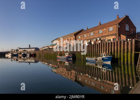 Fischerboote liegen im Hafen von Scarborough an der North Yorkshire Coast, england. Stockfoto