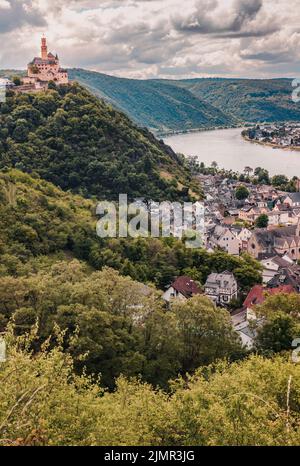 Blick auf die Marksburg und die Stadt Braubach im Rheintal Stockfoto