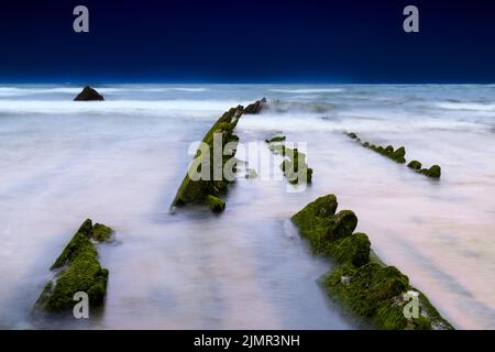 Langzeitansicht der Felsformationen von Flysch bei Ebbe am Strand von Barrika in der Nähe von Bilbao Stockfoto