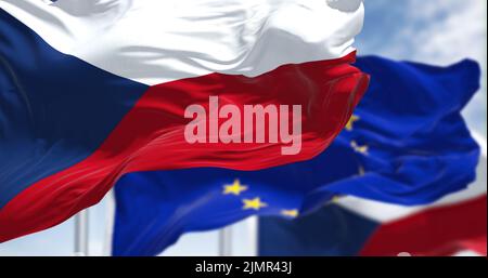 Detail der im Wind winkenden Nationalflagge der Tschechischen Republik mit verschwommener Flagge der europäischen Union Stockfoto