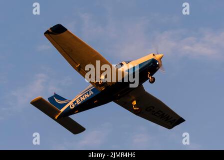 Piper PA-28-161 Cherokee Warrior II von Falcon Flying Services nimmt am Londoner Flughafen Southend, Essex, Großbritannien, ab. Klettern in Richtung Sonnenuntergang, glühend rot Stockfoto