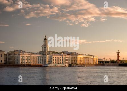 St. Petersburg, Russland - 17. Juli 2022: Blick auf den Universitätsdamm und die Museumsgebäude, die Kunstkamera (Museum für Anthropologie und Ethnographie Stockfoto