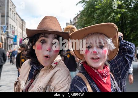 Edinburgh, Schottland, Großbritannien. 7.. August 2022. Darsteller auf der Royal Mile, die für die Show werben, und dann das Rodeo Burnt Down, geschrieben und aufgeführt von Chloe Rise und Natasha Roland auf im Space in der Niddry Street während des Edinburgh Fringe Festivals. Kredit: Skully/Alamy Live Nachrichten Stockfoto