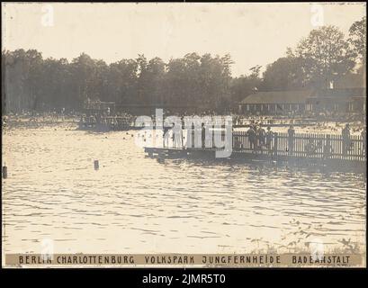 Barth Erwin (1880-1933), Volkspark Jungfernheide in Berlin-Charlottenburg (1920-1927): Blick auf die Badeanstalt. Foto auf Karton, 42,6 x 58,2 cm (inklusive Scan-Kanten) Barth Erwin (1880-1933): Volkspark Jungfernheide, Berlin-Charlottenburg Stockfoto