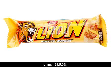 Ukraine, Kiew 15. Februar 2022: Löwenbar auf weißem Hintergrund isoliert. Lion ist eine Schokoladenriegel Konfektion, die von Nestle hergestellt wird. Datei-Conta Stockfoto