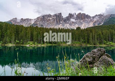 Landschaft des Regenbogensees Karersee in den Dolomiten des Eggental. Stockfoto