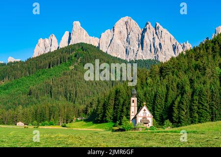 Kirche des heiligen Johannes von Nepomuk vor dem Geislerberg im Funes-Tal der Dolomiten. Stockfoto