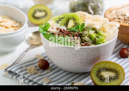 Grüner Smoothie in der Schüssel. Konzept der gesunden Ernährung. Stockfoto