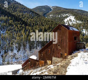 Bergbaugebäude am Hang bei Bayhorse Idaho im Winter Stockfoto