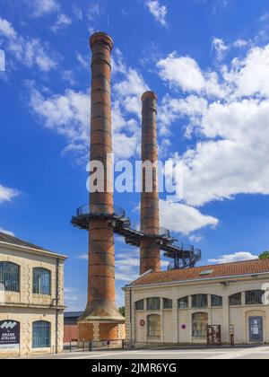 Berühmte Schornsteine der Waffenfabrik Le Manu aus dem 19.. Jahrhundert mit einer 18 Meter hohen Wendeltreppe aus Metall und Gehweg, Chatellerault, Vienne (86), Frankreich. Stockfoto