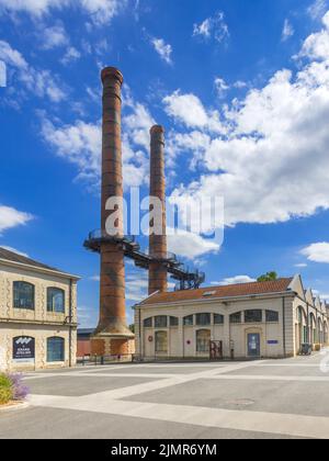 Berühmte Schornsteine der Waffenfabrik Le Manu aus dem 19.. Jahrhundert mit einer 18 Meter hohen Wendeltreppe aus Metall und Gehweg, Chatellerault, Vienne (86), Frankreich. Stockfoto