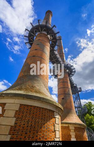 Berühmte Schornsteine der Waffenfabrik Le Manu aus dem 19.. Jahrhundert mit einer 18 Meter hohen Wendeltreppe aus Metall und Gehweg, Chatellerault, Vienne (86), Frankreich. Stockfoto