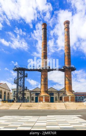 Berühmte Schornsteine der Waffenfabrik Le Manu aus dem 19.. Jahrhundert mit einer 18 Meter hohen Wendeltreppe aus Metall und Gehweg, Chatellerault, Vienne (86), Frankreich. Stockfoto