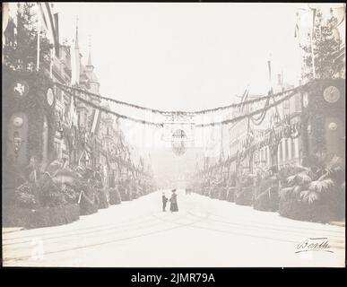 Trip Julius (1857-1907), Straßendekoration in Hannover (1903): Blick auf die geschmückte Bahnhofstraße, davor die Frau mit einem Kind unter dem Straßeneingang mit Wappen. Foto auf Karton, 22 x 28,4 cm (inklusive Scan-Kanten) Trip Julius (1857-1907): Straßendekorationen, Hannover Stockfoto