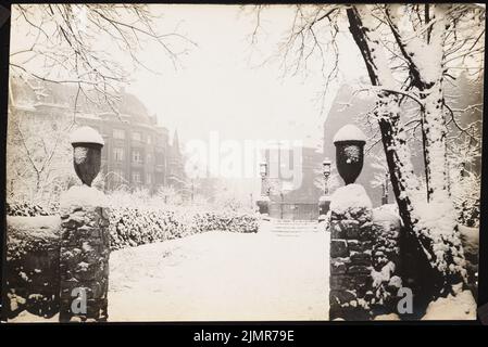 Barth Erwin (1880-1933), Park von Cethol/Oppenheimscher in Berlin-Charlottenburg (1914): Zufahrtsansicht von der Straße auf dem Parkplatz, vom Park aus gesehen (im Winter). Foto auf Karton, 20,2 x 30,3 cm (inklusive Scan-Kanten) Barth Erwin (1880-1933): Schustehruspark/Oppenheimscher Park, Berlin-Charlottenburg Stockfoto