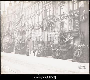 Reise Julius (1857-1907), Straßendekoration in Hannover (1903): Blick auf ein geschmücktes Haus vor der Bahnhofsstraße, vor der Frau mit Kind. Foto auf Karton, 23,2 x 27,8 cm (inklusive Scan-Kanten) Trip Julius (1857-1907): Straßendekorationen, Hannover Stockfoto