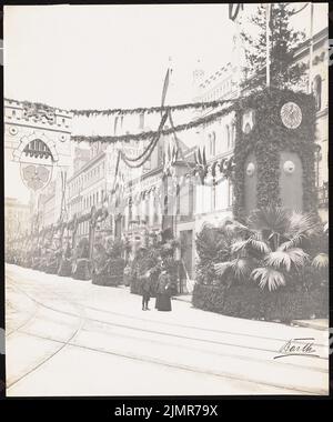 Trip Julius (1857-1907), Straßendekoration in Hannover (1903): Blick auf ein geschmücktes Haus vor der Bahnhofsstraße mit Straßeneingangssäulen, vor der Frau mit Kind. Foto auf Karton, 27,2 x 22,7 cm (inklusive Scan-Kanten) Trip Julius (1857-1907): Straßendekorationen, Hannover Stockfoto