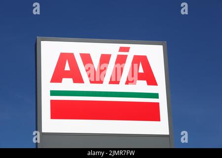 Chenelette, Frankreich - 12. September 2020: AVIA-Schild auf einer Tafel. Das Unternehmen AVIA International ist mit mehr als 2900 Tankstellen vertreten Stockfoto