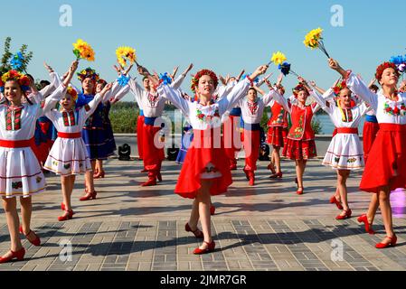 Junge Mädchen tanzen nationalen ukrainischen Tanz in bestickten Hemden, vyschywanka in Unabhängigkeitstag. Patriot der Ukraine Patriotismus. Dnipro Stadt, Ukraine, Stockfoto