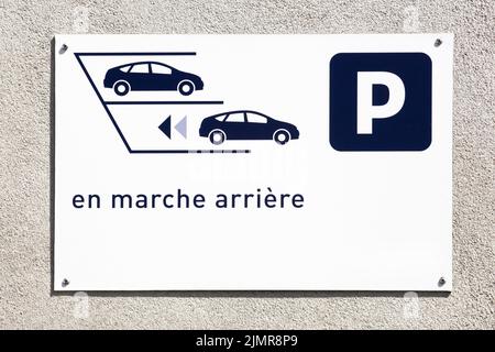 Reverse Parkplatz nur Schild an einer Wand namens Stationner en marche Arriere in französischer Sprache Stockfoto