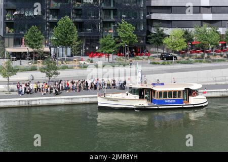 Lyon, Frankreich - 26. Mai 2018: Wasserbus Lyon Vaporetto bei Confluence Stockfoto