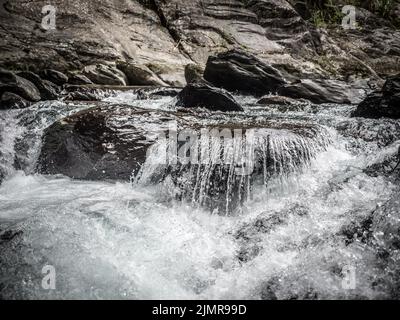 Wasser fließt über Felsen in Wulai, Taiwan Stockfoto