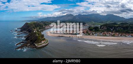 Drohnenansicht von Ribadesella und der Mündung des Flusses Sella an der Nordküste Spaniens in Asturien Stockfoto