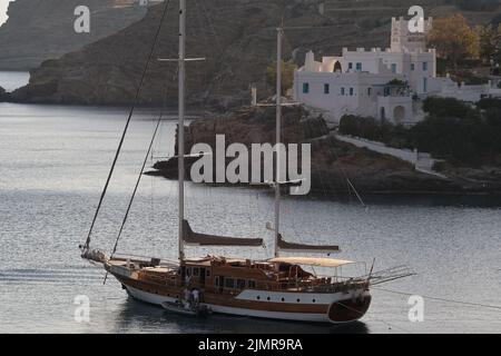 IOS, Griechenland - 9. Juni 2021 : Blick auf eine wunderschöne Yacht an der Bucht von Myloptas in iOS Griechenland Stockfoto