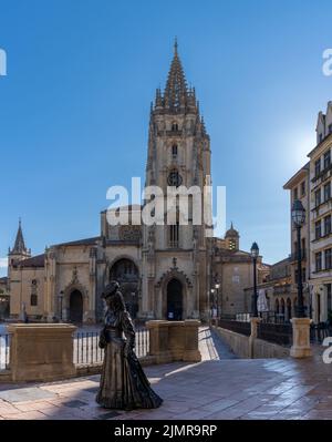 Blick auf die Statue von La Regenta und die Kathedrale von San Salvador im historischen Stadtzentrum von Oviedo Stockfoto