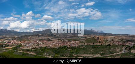 Luftpanorama von San Vicente de la Sonsierra Dorf und Burg in La Rja Stockfoto