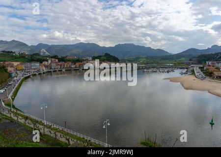 Blick auf Ribadesella und die Mündung des Flusses Sella an der Nordküste Spaniens in Asturien Stockfoto