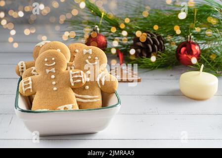 Weihnachtskarte, Lebkuchenmann, Weihnachtskugeln mit einem Baum und andere Dekorationen. Stockfoto