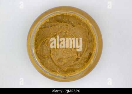 Nahaufnahme eines Krug Erdnussbutter auf Weiß Stockfoto