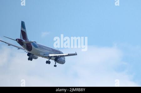 Salzburg, Österreich. 5. August 2020. Airbus A319-132 mit Zulassung OE-LYX Landung am Flughafen Salzburg. (Bild: © Igor Golovniov/SOPA Images via ZUMA Press Wire) Stockfoto
