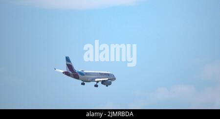 Salzburg, Österreich. 5. August 2020. Airbus A319-132 mit Zulassung OE-LYX Landung am Flughafen Salzburg. (Bild: © Igor Golovniov/SOPA Images via ZUMA Press Wire) Stockfoto
