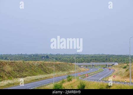 Verkehrsknotenpunkt mit Autobahn und Brücke bei regnerischem Wetter. Stockfoto