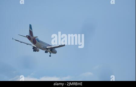 Salzburg, Österreich. 5. August 2020. Airbus A319-132 mit Zulassung OE-LYX Landung am Flughafen Salzburg. (Bild: © Igor Golovniov/SOPA Images via ZUMA Press Wire) Stockfoto