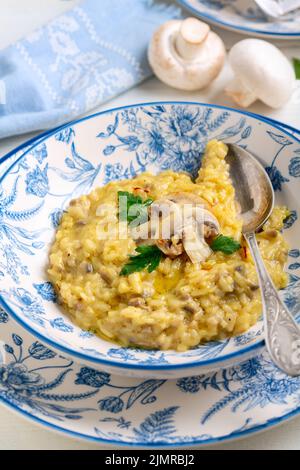 Traditionelles Risotto mit Pilzen. Stockfoto