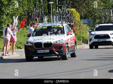 Krakau, Polen - 5. August 2022: Cofidis Team Fahrzeug auf der Route der Tour de Pologne UCI – World Tour, Etappe 7 Skawina - Krakau. Die größte Radsportveranstaltung in Osteuropa. Stockfoto